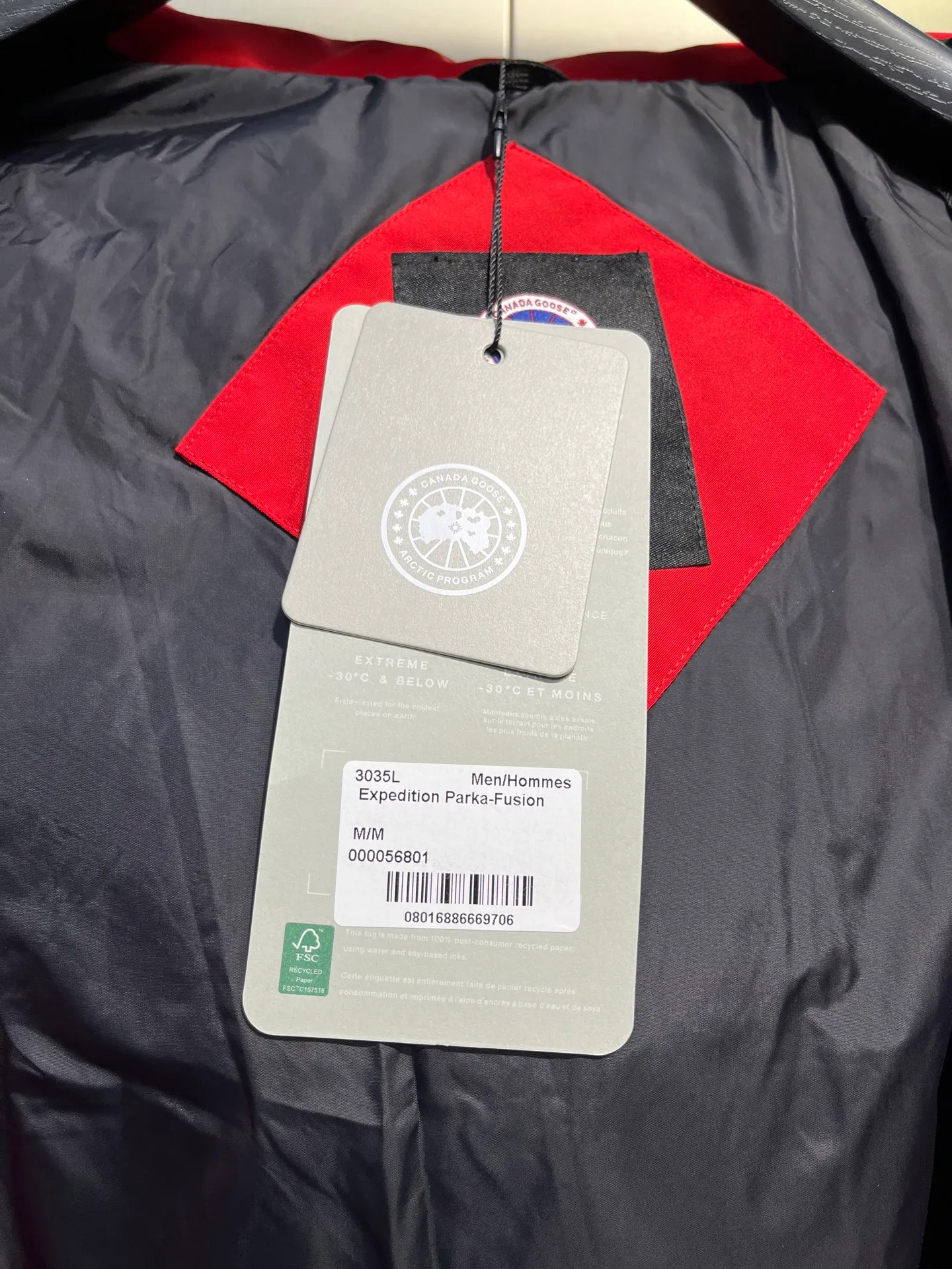P840 CANADA GOOSE parka 22 styles ➖ Genuine synchronous anti-counterfeiting chip sensor! ➖ Imported 21-count polyester-cotton blended original fabric [last year’s 16-count/18-count hard fabrics have been completely eliminated, this year all use 21-count genuine synchronous fabrics, the soft mid-strap feels delicate and textured], genuine synchronous Feather-Light 10D waterproof coating fabric, made of 84.5 polyester fiber and 15.5 cotton, 100% the best feel in the entire network! ➖ The genuine official website is synchronized with the national standard 80 white duck down, you can check the official website customer service, there will never be a series of misleading claims such as 90 down or goose down! ➖ Using the best nylon lining with double double-layer sealing design, velvet-proof No. 7 needle + grid-filled down ready-made garments, there is 100% no so-called velvet running! ➖ The cuffs are designed with thickened seamless threads, and the collar and pockets are lined with top-quality polar fleece to keep you warm and comfortable! ➖ Yoshida YKK provides original custom-made electroplated sliders. YKK two-way lockable zippers are tight and smooth and will not peel off paint! ➖ 3M composite guarantees that the Velcro is the same as the original, durable, and all accessories and hardware are custom-made! ➖ Imported BEHRINGER embroidery machine to customize the 10,000-needle embroidery logo, 98% of which can be reproduced to restore the original logo. You can check and compare on the official website! ➖ The fur collars are all made of large pieces of Western Canadian blue wolf hide, ensuring that each fur collar is 13-15cm wide! size：xs-xl